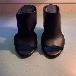 Vince. Black Leather Wedges